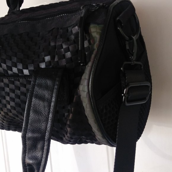 VERA WANG BLACK DUFFLE BAG or BARREL PURSE w/ REFLECTIVE ACCENTS - Picture 13 of 16